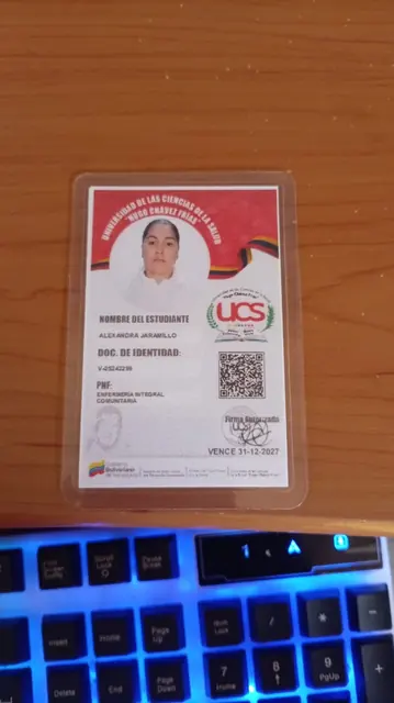 Carnet estudiantil protegido con plastificado transparente