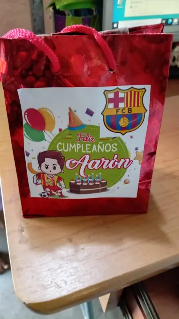 Bolsa de regalo roja con etiqueta de cumpleaños de fútbol