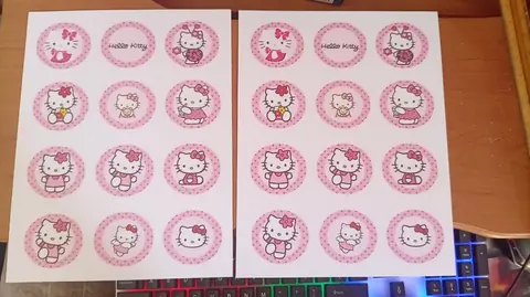 Dos planchas de etiquetas circulares rosas de Hello Kitty