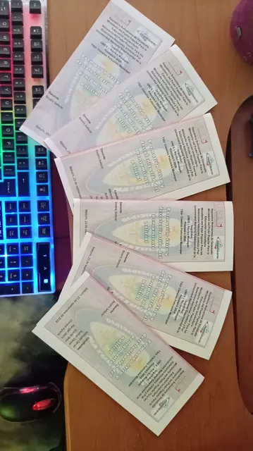 Folletos académicos impresos y doblados sobre una mesa