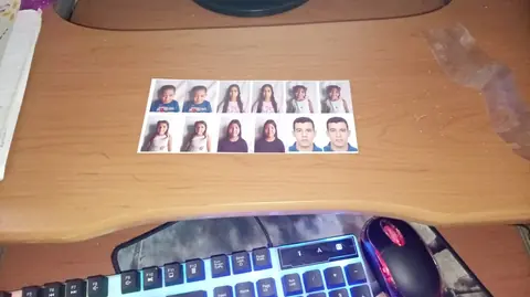 Plancha de fotos tipo carnet impresas sobre una mesa