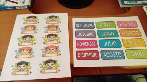 Etiquetas escolares y meses del año impresos a color