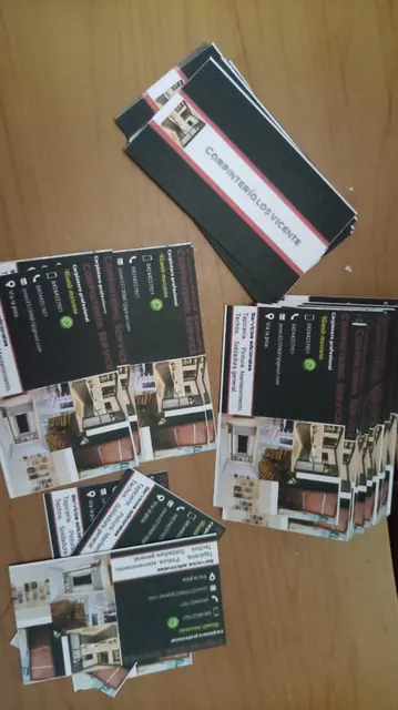 Tarjetas de presentación impresas y cortadas para un servicio de carpintería
