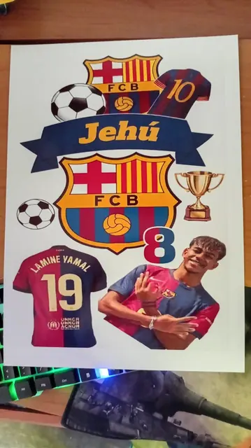 Lámina impresa con escudos, camiseta y piezas para un topper de cumpleaños