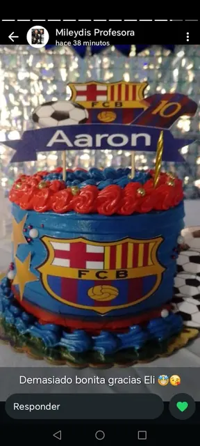 Topper de fútbol personalizado colocado sobre una torta de cumpleaños